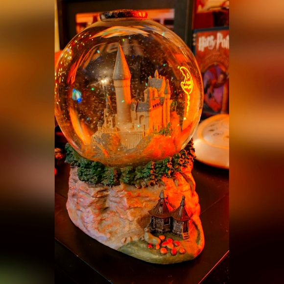 Hogwarts Castle Snow Globe *SOLD FB* - Picture 1 of 6